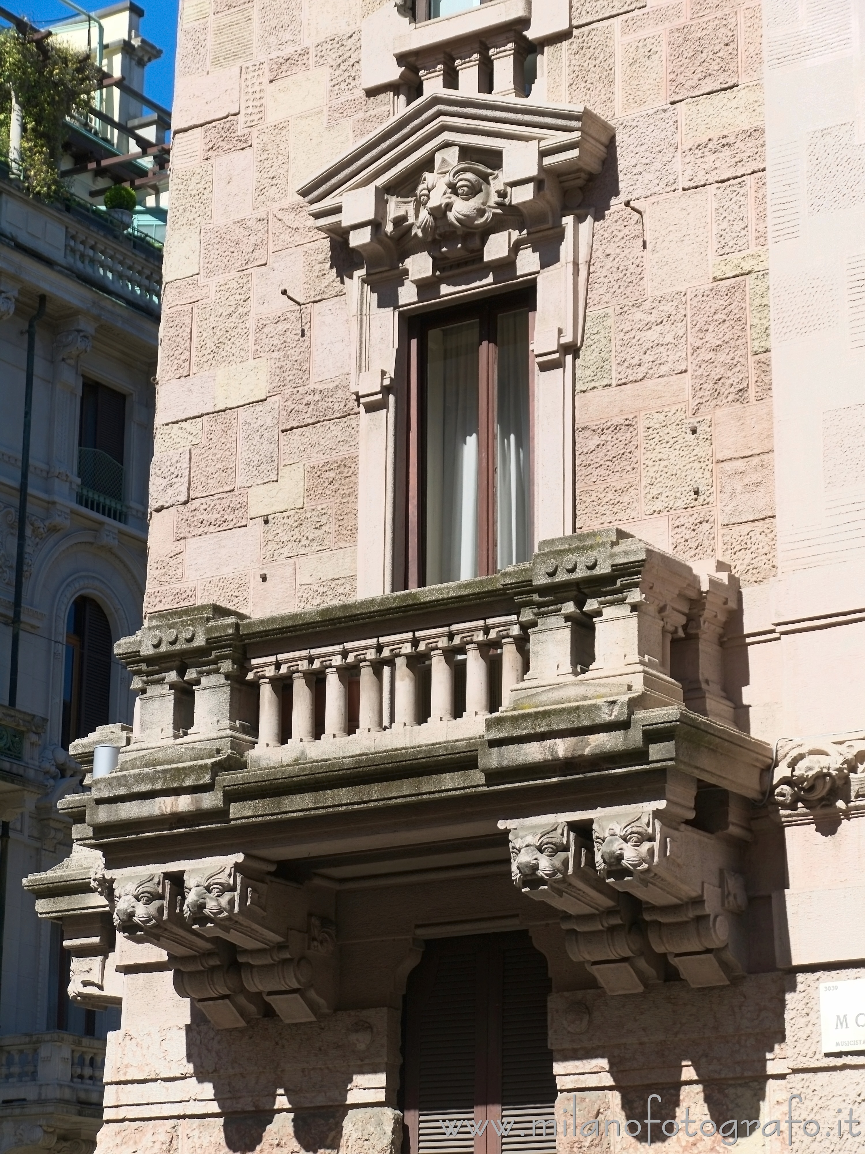 Milano - Balcone sulla facciata della prima Casa Berri Meregalli nel Quadrilatero del Silenzio